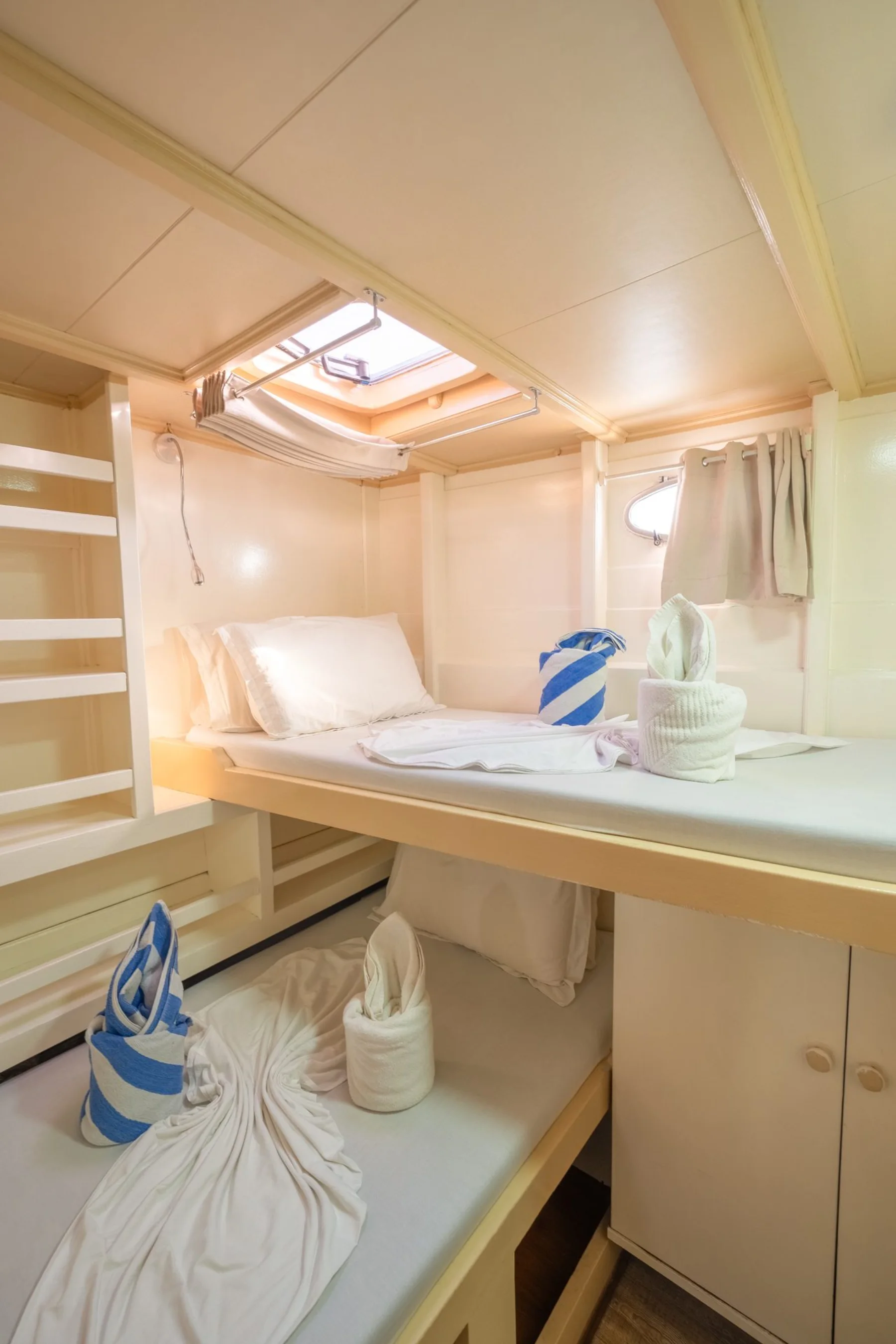 Guest cabin aboard Koimala, a private Maldives safari charter boat